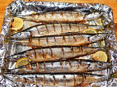 Печена риба скумрия с марината от горчица, оцет, олио и захар на скара или фурна под фолио - снимка на рецептата